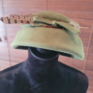 Vintage 1960s Wool felted Ladies Hat with Feather
